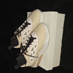 Women sneaker